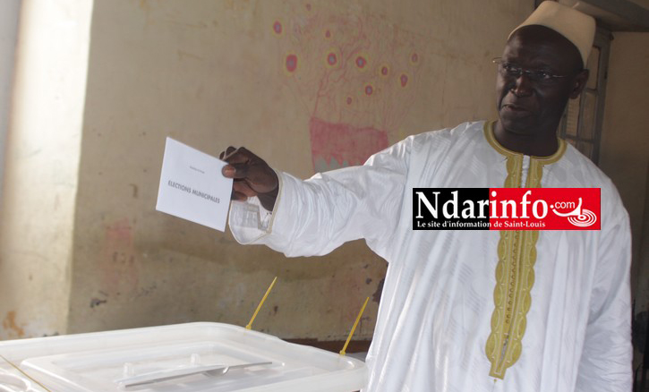 Abdel Kader NDIAYE lors de son vote aux municipales de Juin 2014