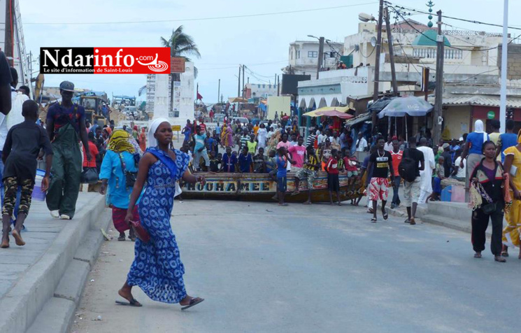 Colère sur la Langue de Barbarie : des populations barrent la route. La police intervient. Colère sur la Langue de Barbarie : des populations barrent la route. La police intervient.