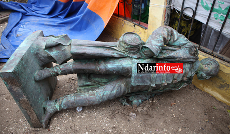 Effondrement de la statue de Faidherbe : chute spectaculaire ou déboulonnage ? (Vidéo)