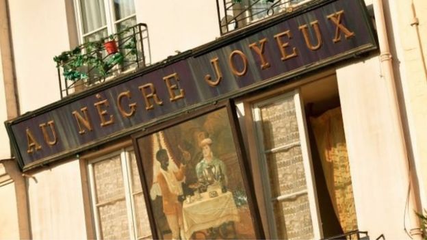 Retrait d'une enseigne "raciste" à Paris Retrait d'une enseigne "raciste" à Paris