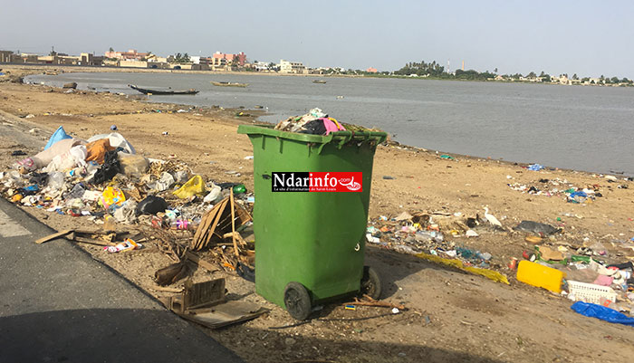 Une poubelle non récupérée sur la digue de Ndioloffène