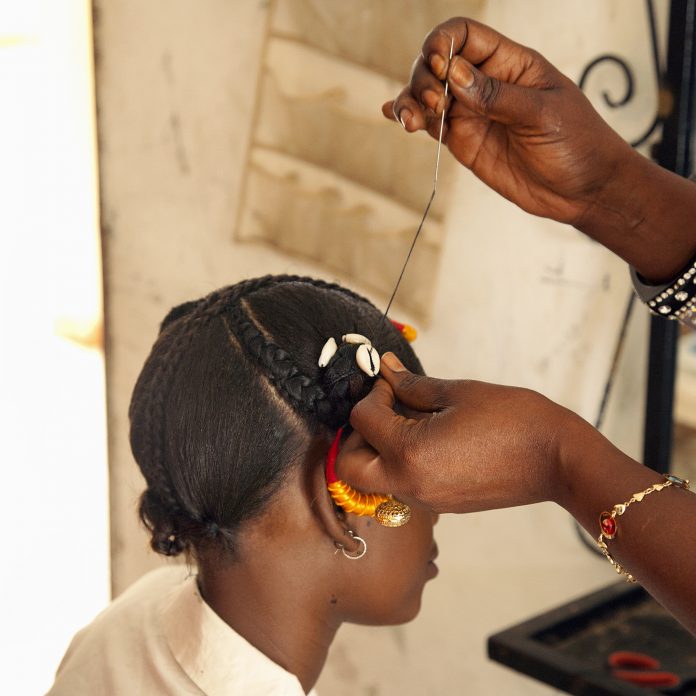 PHOTOGRAPHIE : Plongée dans un salon de coiffure de Saint-Louis