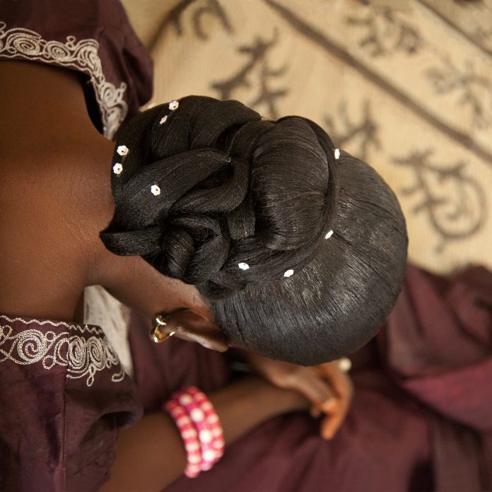 PHOTOGRAPHIE : Plongée dans un salon de coiffure de Saint-Louis