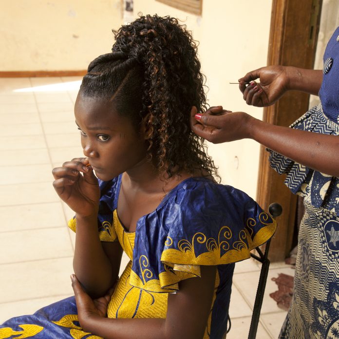 PHOTOGRAPHIE : Plongée dans un salon de coiffure de Saint-Louis