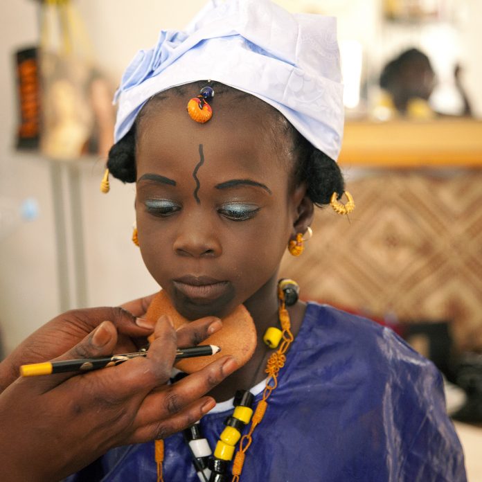 PHOTOGRAPHIE : Plongée dans un salon de coiffure de Saint-Louis