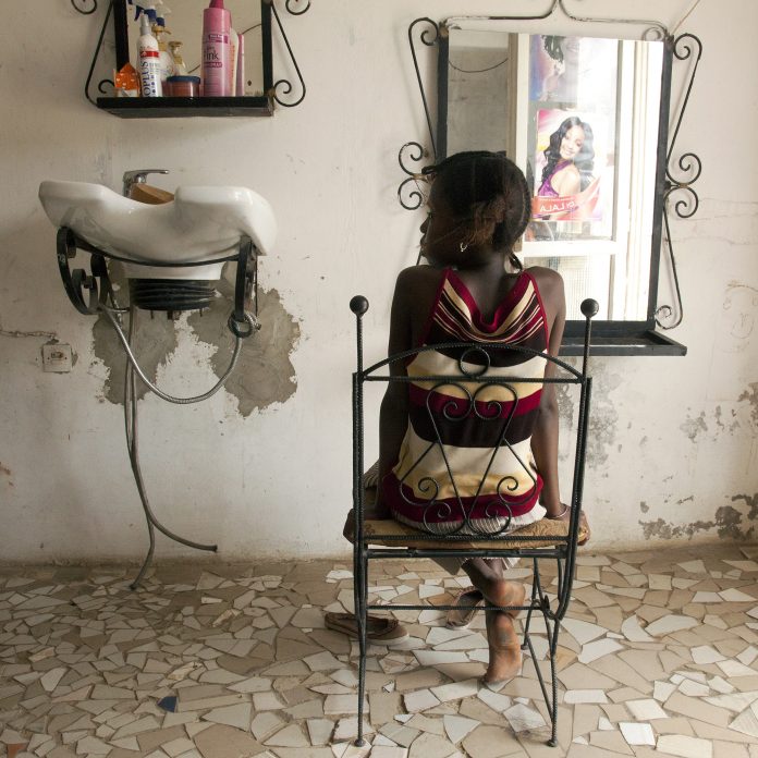 PHOTOGRAPHIE : Plongée dans un salon de coiffure de Saint-Louis