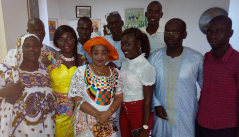 Aida FALL en boubou jaune, derrière la député Aminata DIALLO Aida FALL en boubou jaune, derrière la député Aminata DIALLO