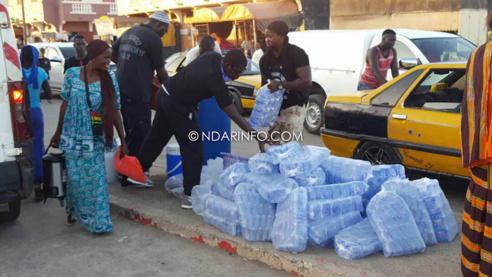 MAGAL DE TOUBA : À Saint-Louis, les « Tidjanes » offrent des rafraichissements à leurs frères « mourides » (photos) MAGAL DE TOUBA : À Saint-Louis, les « Tidjanes » offrent des rafraichissements à leurs frères « mourides » (photos)