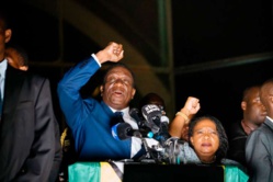 Zimbabwe : Emmerson Mnangagwa, le successeur de Mugabe, est rentré d’exil Zimbabwe : Emmerson Mnangagwa, le successeur de Mugabe, est rentré d’exil