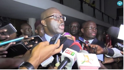 Vidéo-Cheikh Bamba Dièye à Macky Sall : « Le monstre qui est tapi derrière le rideau, doit rire au nez, mais … » Vidéo-Cheikh Bamba Dièye à Macky Sall : « Le monstre qui est tapi derrière le rideau, doit rire au nez, mais … »