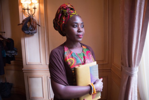 La styliste sénégalaise Rama Diaw a voyagé dans le monde entier et trouvé des clientes en Europe pour ses robes faites en tissus africains. (Dpt. d’État/D.A. Peterson)