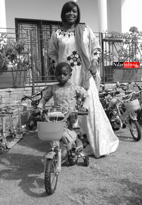 SOCIAL : Sokhna Ndiaye FAYE gâte les enfants de BANGO (Vidéo & Photos) SOCIAL : Sokhna Ndiaye FAYE gâte les enfants de BANGO (Vidéo & Photos)