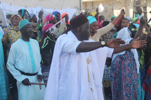 Saint-Louis : Accueil populaire pour le Khalif général des Khadres ( photos) Saint-Louis : Accueil populaire pour le Khalif général des Khadres ( photos)