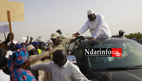 Ibrahima DIAO saluant le président Macky SALL à l'inauguration du chateau d'eau de Leybar