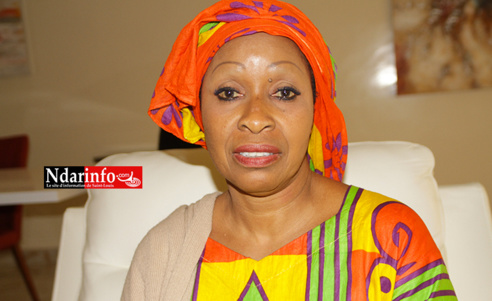 Bloquée à l’entrée de l’aéroport, Awa NDIAYE très en colère : «  Mansour FAYE n’a pas souhaité que nous accueillons le président Macky SALL » (vidéo)