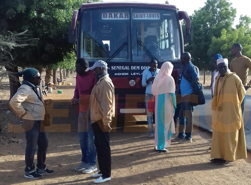 Arrêt sur image : Un bus Sénégal dem dikk en panne de gasoil entre Saint Louis et Kébémer