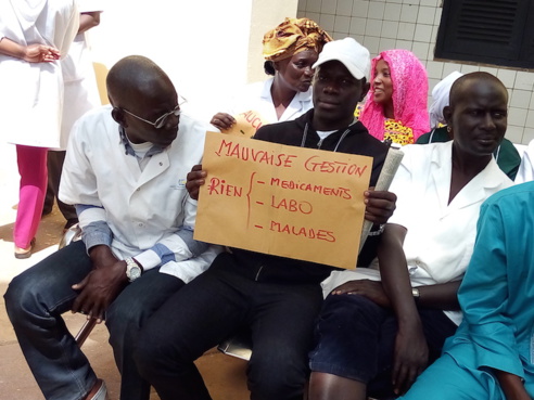 Hôpital de Saint-Louis : « des travailleurs fatigués », « des malades désemparés », « la réhabilitation bloquée », selon les syndicalistes. Hôpital de Saint-Louis : « des travailleurs fatigués », « des malades désemparés », « la réhabilitation bloquée », selon les syndicalistes.