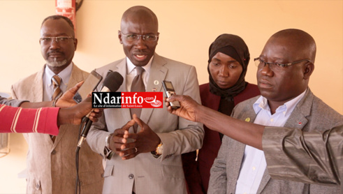 Le Docteur Adama SARR, chercheur au CSE en compagnie de ses collègues.