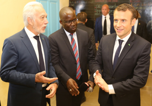 Le Président MACRON avec le DG de l'OLAC Alioune Badara DIOP et Gérard CENAC, patron du Groupe Eiffage