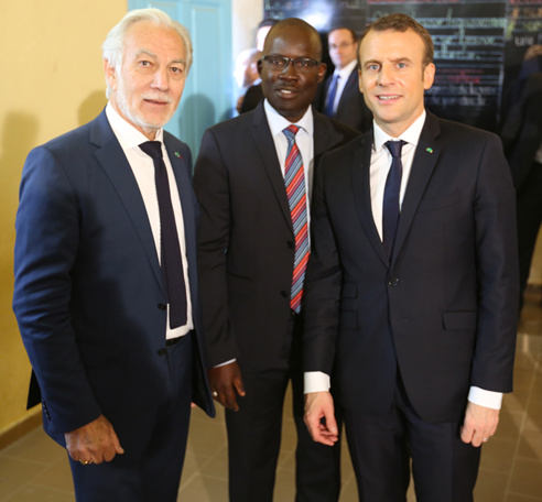 Le Président MACRON avec le DG de l'OLAC Alioune Badara DIOP et Gérard CENAC, patron du Groupe Eiffage