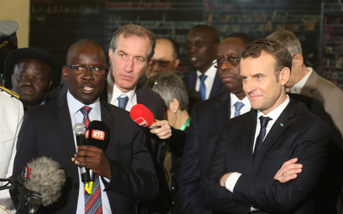 Au cours de présentation du DG de l'OLAC Alioune Badara DIOP devant les présidents Macky SALL et Emmanuel MACRON