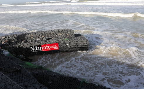 FURIE DES VAGUES : des fondements de la digue de protection s’enlisent (vidéo – photos)