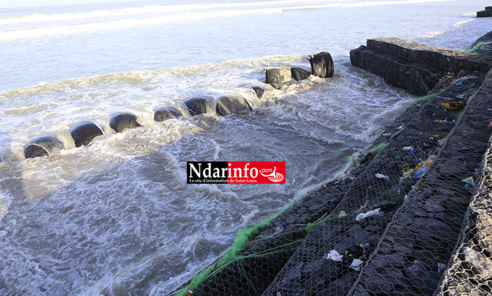 FURIE DES VAGUES : des fondements de la digue de protection s’enlisent (vidéo – photos) FURIE DES VAGUES : des fondements de la digue de protection s’enlisent (vidéo – photos)