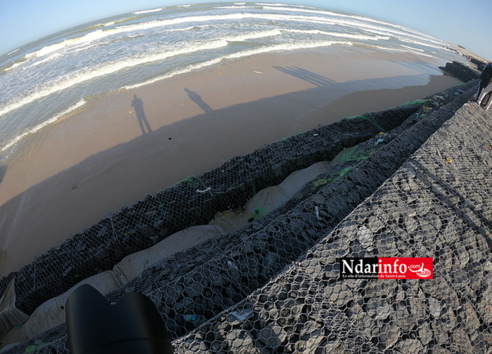 FURIE DES VAGUES : des fondements de la digue de protection s’enlisent (vidéo – photos) FURIE DES VAGUES : des fondements de la digue de protection s’enlisent (vidéo – photos)