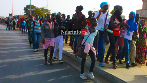Saint-Louis : excédés, les élèves assiègent l’inspection d'académie. Saint-Louis : excédés, les élèves assiègent l’inspection d'académie.