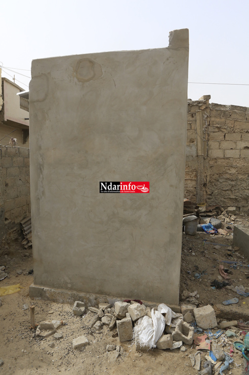 Latrine en construction Latrine en construction