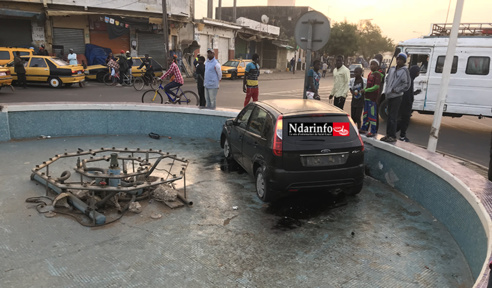 INCROYABLE : Un véhicule atterrit dans le jet d’eau du Pont Faidherbe (vidéo) INCROYABLE : Un véhicule atterrit dans le jet d’eau du Pont Faidherbe (vidéo)