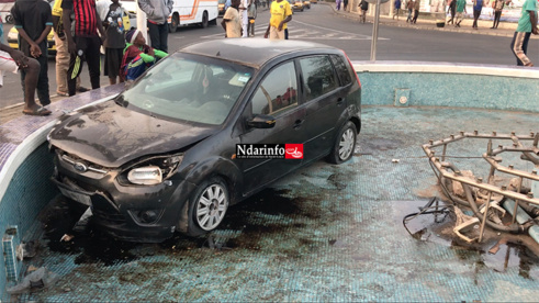 INCROYABLE : Un véhicule atterrit dans le jet d’eau du Pont Faidherbe (vidéo) INCROYABLE : Un véhicule atterrit dans le jet d’eau du Pont Faidherbe (vidéo)