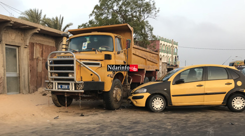 PIKINE : choc entre un camion et un taxi (Photos) PIKINE : choc entre un camion et un taxi (Photos)