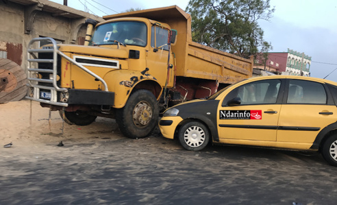 PIKINE : choc entre un camion et un taxi (Photos)