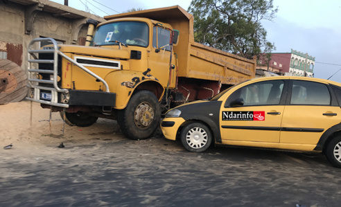 PIKINE : choc entre un camion et un taxi (Photos) PIKINE : choc entre un camion et un taxi (Photos)