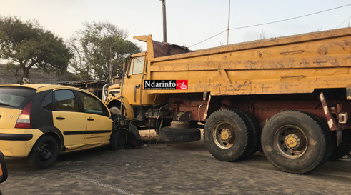 PIKINE : choc entre un camion et un taxi (Photos) PIKINE : choc entre un camion et un taxi (Photos)