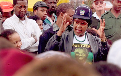 Winnie d'adresse à une foule au congrès de l'ANC en 1999 Winnie d'adresse à une foule au congrès de l'ANC en 1999
