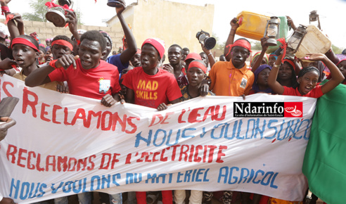 Soif à Niassène : les populations marchent contre « l’injustice » (vidéo) Soif à Niassène : les populations marchent contre « l’injustice » (vidéo)