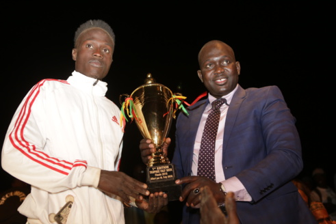 Faly SECK remet le trophée de la Finale de Diawar au capitaine de l'Asc Darou Minam Faly SECK remet le trophée de la Finale de Diawar au capitaine de l'Asc Darou Minam