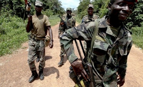 Attaque armée à Niambalang : Un mort et des boutiques dévalisées, les assaillants font exploser un pont Attaque armée à Niambalang : Un mort et des boutiques dévalisées, les assaillants font exploser un pont