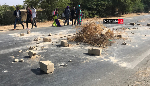 UGB : Affrontements entre étudiants et forces de l’ordre, ce matin ( photos ) UGB : Affrontements entre étudiants et forces de l’ordre, ce matin ( photos )