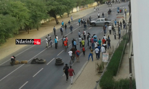 Direct - Mort de Fallou SENE : le Rectorat de l'Ugb saccagé, la RN2 bloquée Direct - Mort de Fallou SENE : le Rectorat de l'Ugb saccagé, la RN2 bloquée