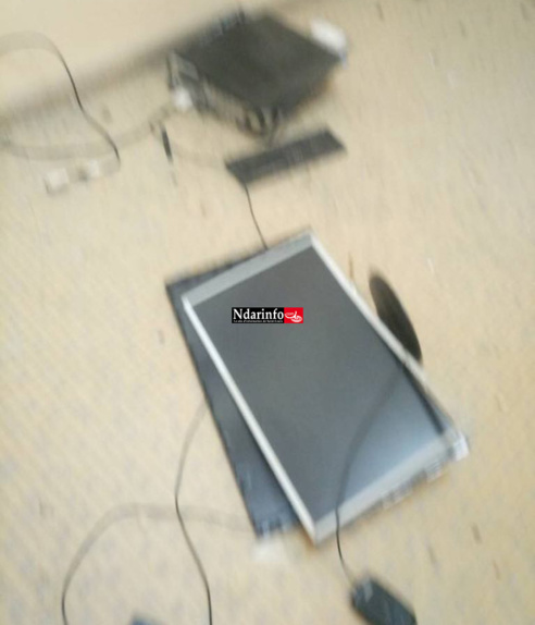 Direct - UGB : Un bus incendié et la plaque de l'OLAC incendiés, la maison de Mary Teuw NIANE saccagée Direct - UGB : Un bus incendié et la plaque de l'OLAC incendiés, la maison de Mary Teuw NIANE saccagée