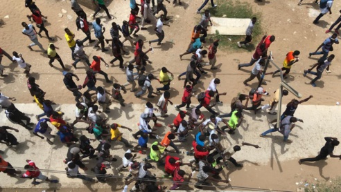 Les étudiants de l'Ucad en colère, le 16 mai 2018. © RFI/Guillaume Thibault Les étudiants de l'Ucad en colère, le 16 mai 2018. © RFI/Guillaume Thibault