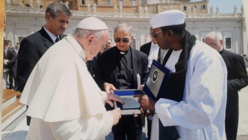 Le Pape François reçoit un exemplaire de Futsi de Serigne Touba, dédié à Marie