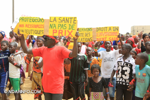 Marche d’indignation des victimes de l’usine chinoise de Mbambara ( vidéo-Photos ) Marche d’indignation des victimes de l’usine chinoise de Mbambara ( vidéo-Photos )