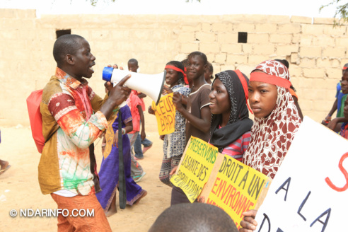 Marche d’indignation des victimes de l’usine chinoise de Mbambara ( vidéo-Photos ) Marche d’indignation des victimes de l’usine chinoise de Mbambara ( vidéo-Photos )