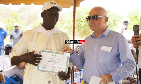 Le DG Vincent LEROUX remettant un certificat de réussite à Babacar MBODJ, un des bénéficiaires du projet