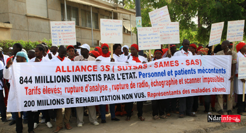 Contre une "gestion nébuleuse" de l’hôpital de Saint-Louis : Médecins et travailleurs ont battu le macadam, ce matin (vidéo) Contre une "gestion nébuleuse" de l’hôpital de Saint-Louis : Médecins et travailleurs ont battu le macadam, ce matin (vidéo)
