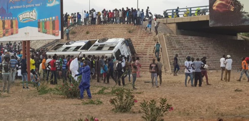 Un bus Tata chute d'un échangeur, plusieurs blessés (provisoire)
